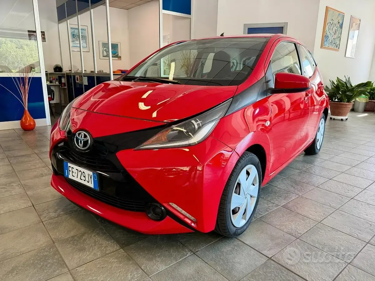 Usata Toyota Aygo X-play 69 CV (50 kW) 2016 Rosso Utilitaria