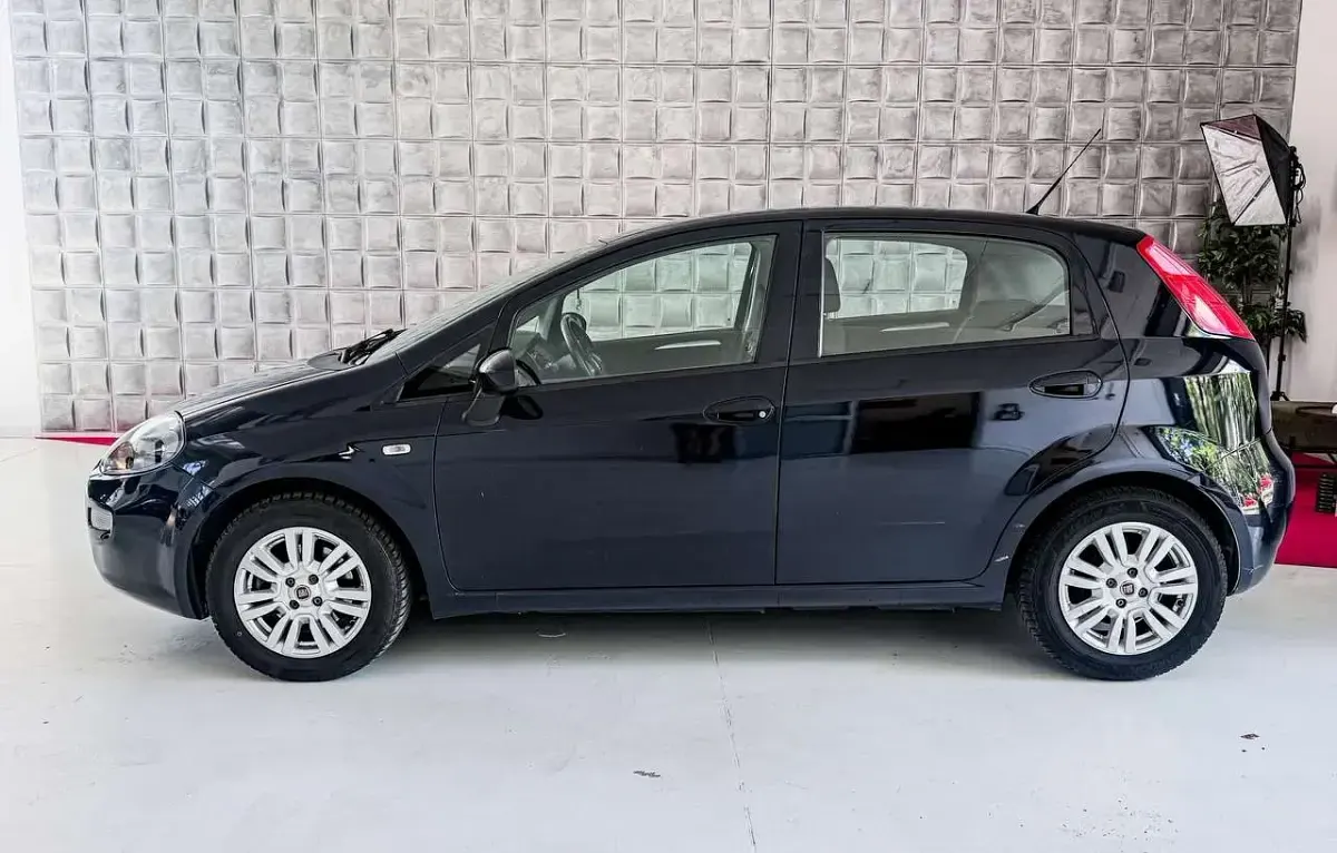 Usata Fiat Punto Lounge 95 CV (69 kW) 2017 Blu/azzurro Utilitaria