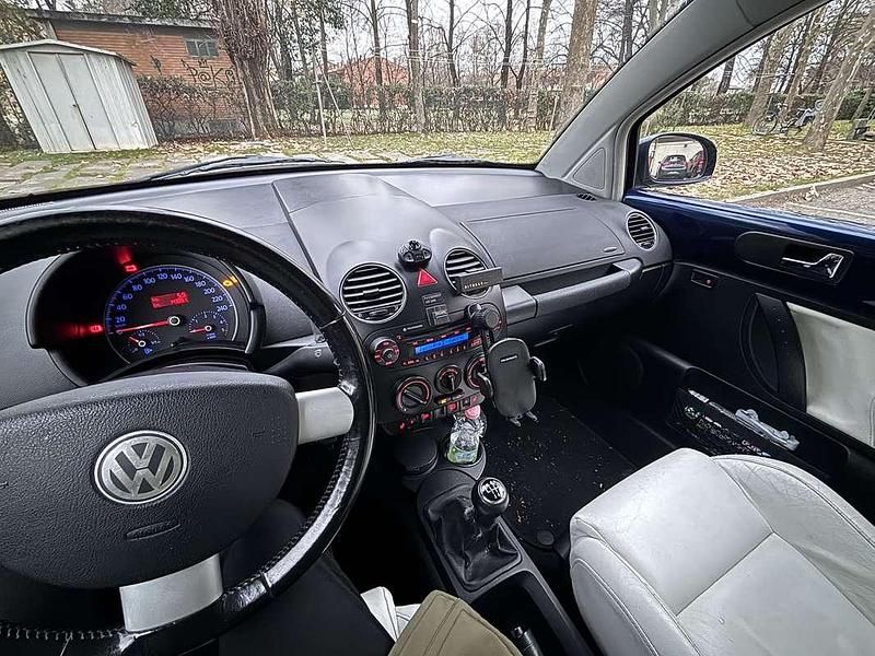 Usata VW New Beetle 105 CV (77 kW) 2009 Blu Utilitaria