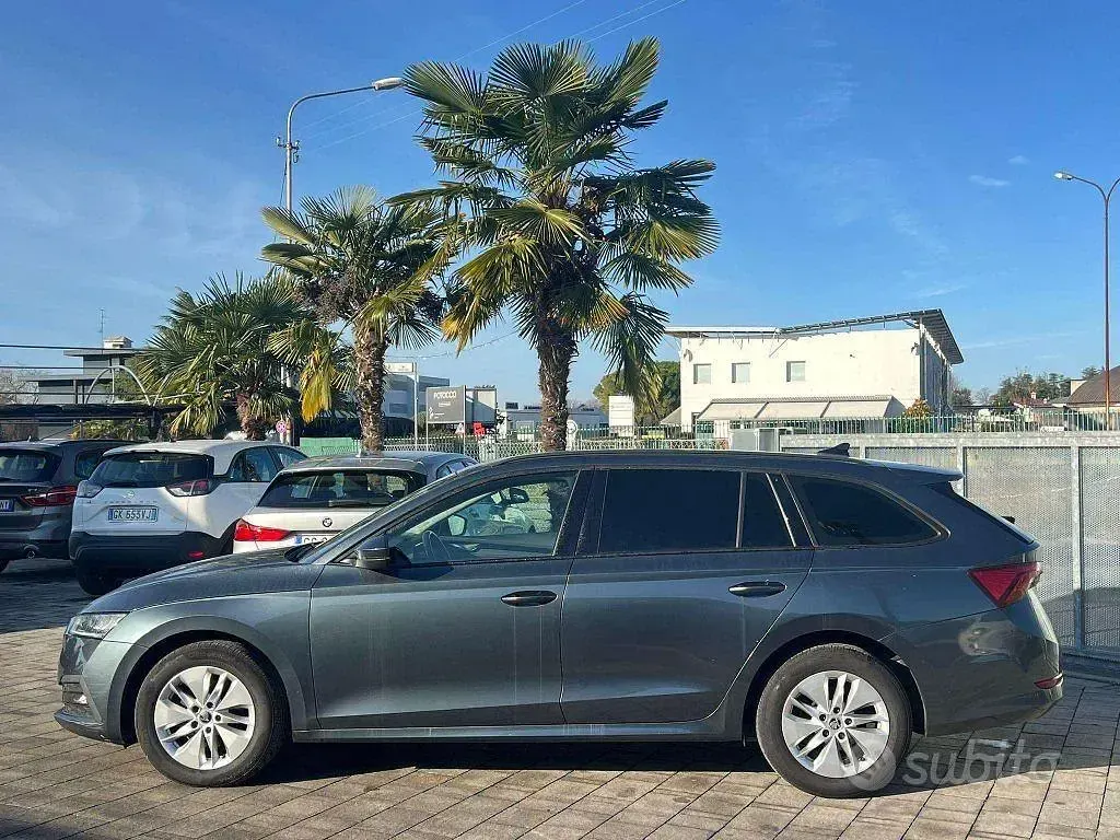 Käytetty Skoda Octavia Executive 116 HP (85 kW) 2021 Harmaa Farmari