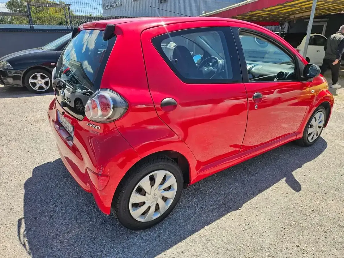 Begagnad Toyota Aygo Connect Style 68 HK (50 kW) 2013 Röd Halvkombi