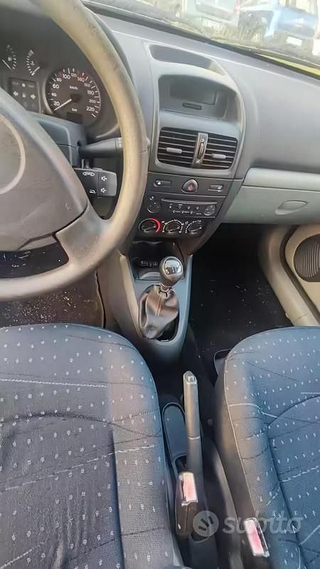 Usata Renault Clio II Luxe 100 CV (73 kW) 2005 Nero Berlina