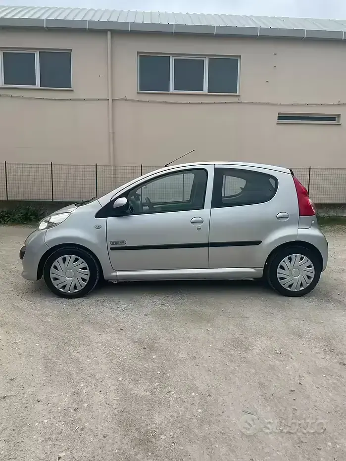Usata Peugeot 107 68 CV (50 kW) 2007 Grigio Utilitaria