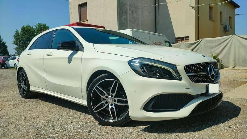 Bianco / metallizzato Usata 2016 Mercedes A180 Premium Tre volumi | 15.200 € (Buon prezzo) - Immagine 1/4