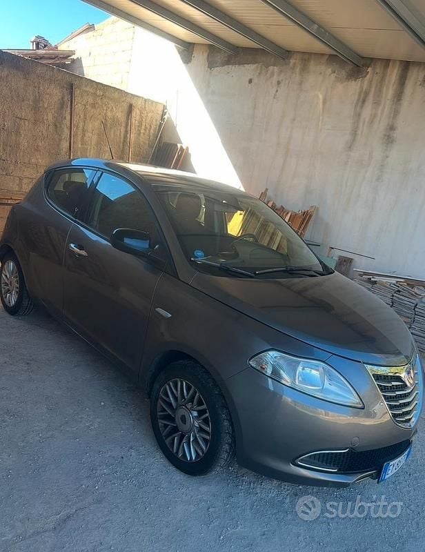 Usata Lancia Ypsilon Gold 95 CV (69 kW) 2015 Grigio Utilitaria