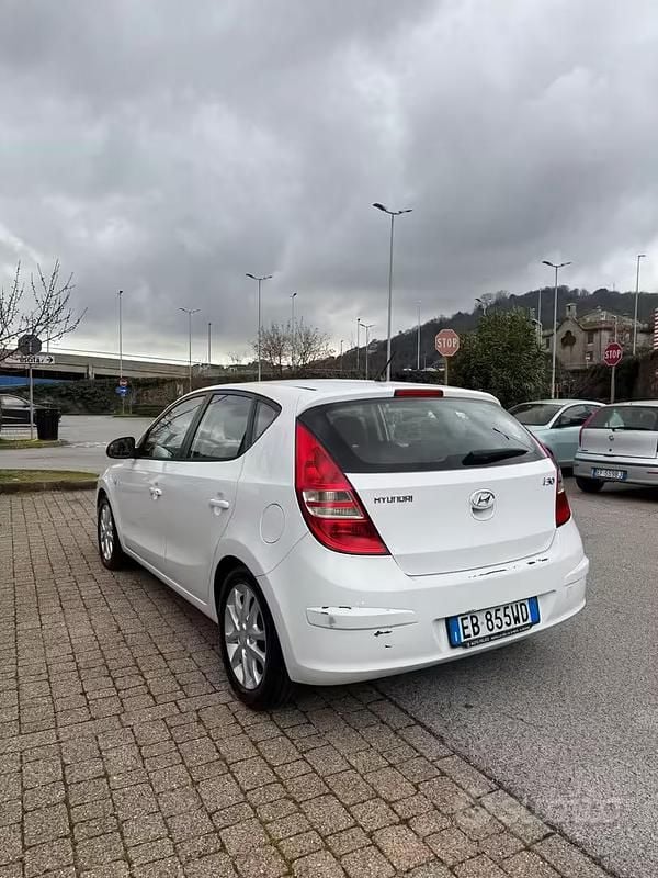 Usata Hyundai i30 Active 109 CV (80 kW) 2010 Bianco Berlina