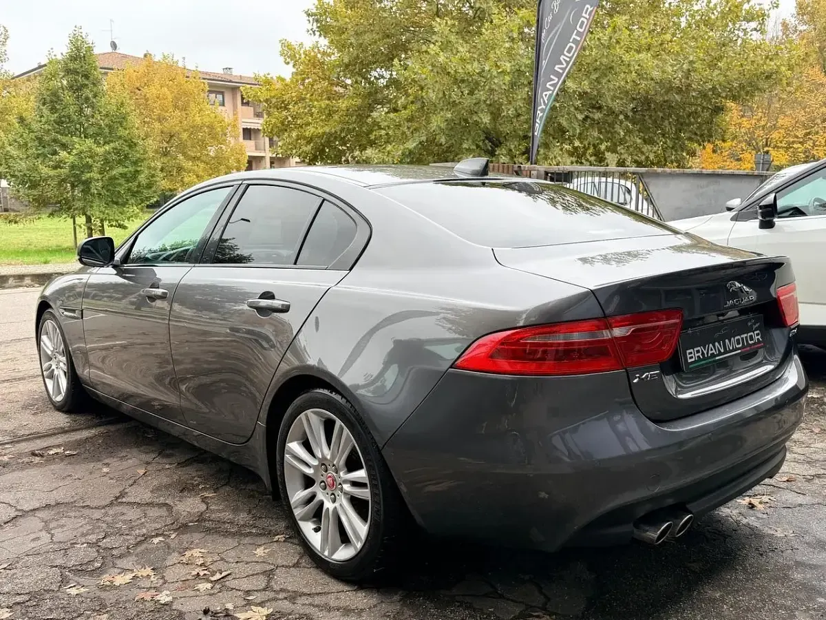 Usata Jaguar XE Prestige 180 CV (132 kW) 2019 Grigio Berlina
