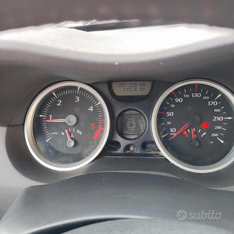 Grigio Usata 2008 Renault Mégane II Tre volumi | 1800 € (Ottimo prezzo) - Immagine 1/4
