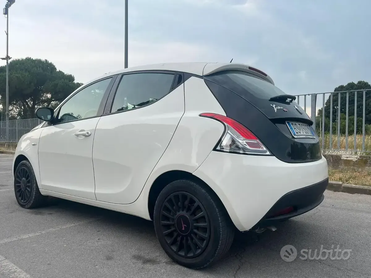 Usata Lancia Ypsilon 69 CV (50 kW) 2012 Bianco Utilitaria
