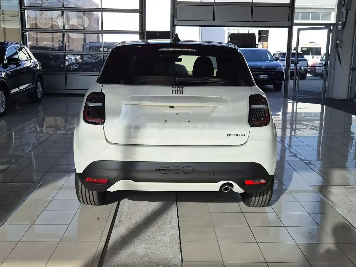 Nuova Fiat 600 La Prima 110 CV (80 kW) 2026 Bicolore bianco tetto nero SUV