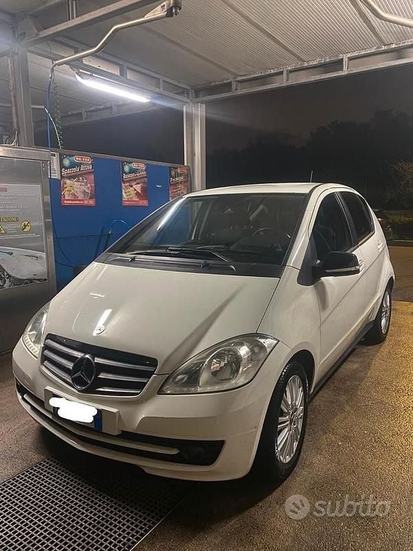 Bianco Usata 2010 Mercedes A160 Tre volumi | 2200 € (Buon prezzo) - Immagine 1/4