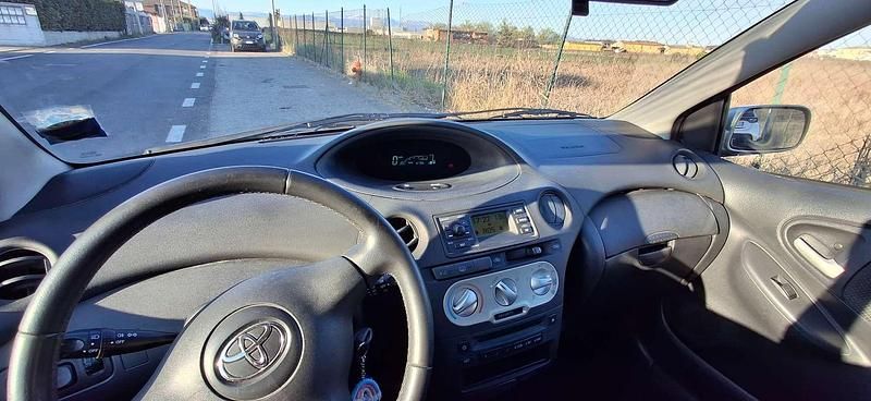 Usata Toyota Yaris 75 CV (55 kW) 2003 Grigio Berlina