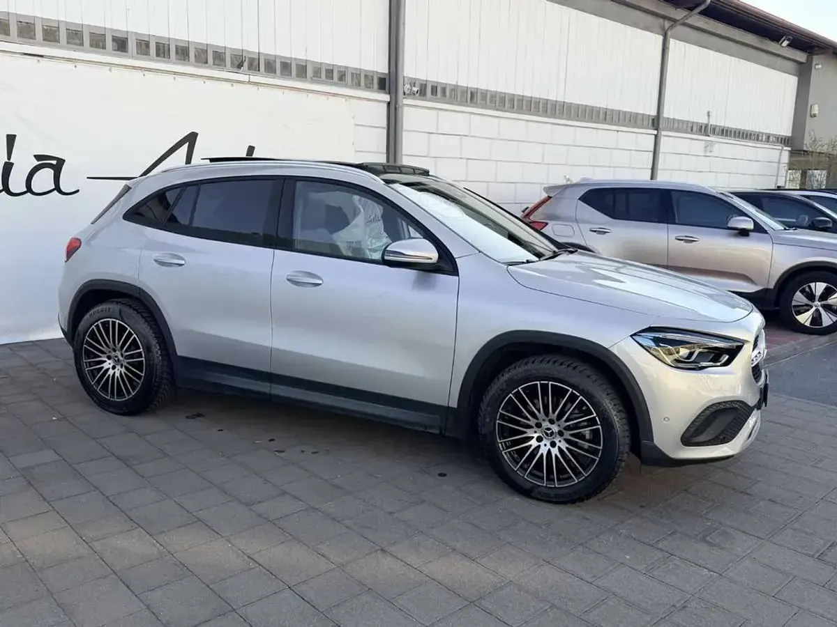 Usata Mercedes GLA200 Business 150 CV (110 kW) 2022 Argento SUV
