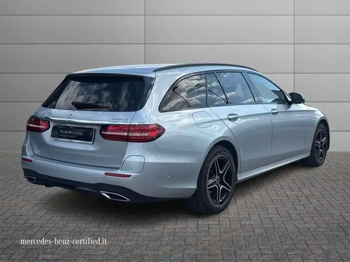 Usata Mercedes E300 Premium 194 CV (142 kW) 2023 Grigio Station wagon