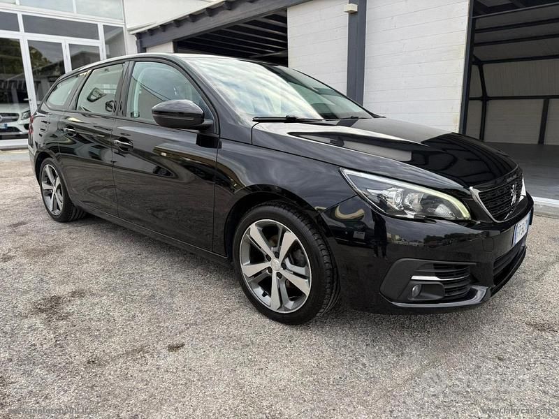 Usata Peugeot 308 Active 963 CV (708 kW) 2018 Nero Station wagon