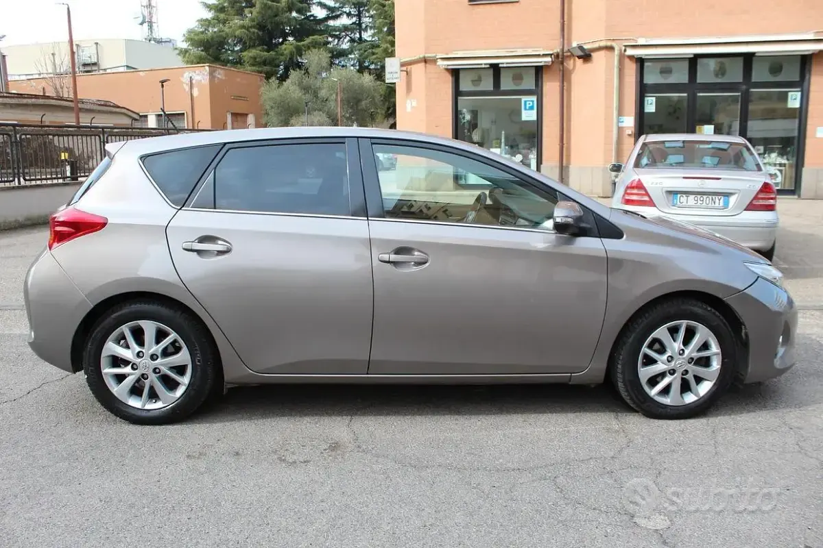 Usata Toyota Auris Active 90 CV (66 kW) 2014 Grigio Berlina