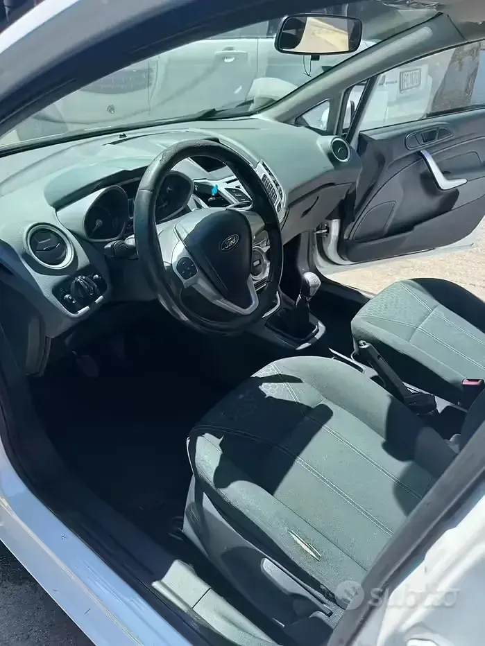 Usata Ford Fiesta 75 CV (55 kW) 2011 Bianco Berlina