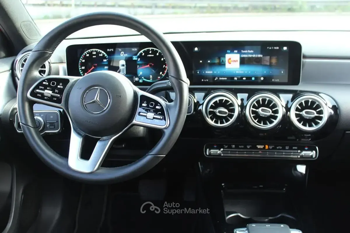 Gebraucht Mercedes A180 Premium 136 PS (100 kW) 2019 Rot Limousine