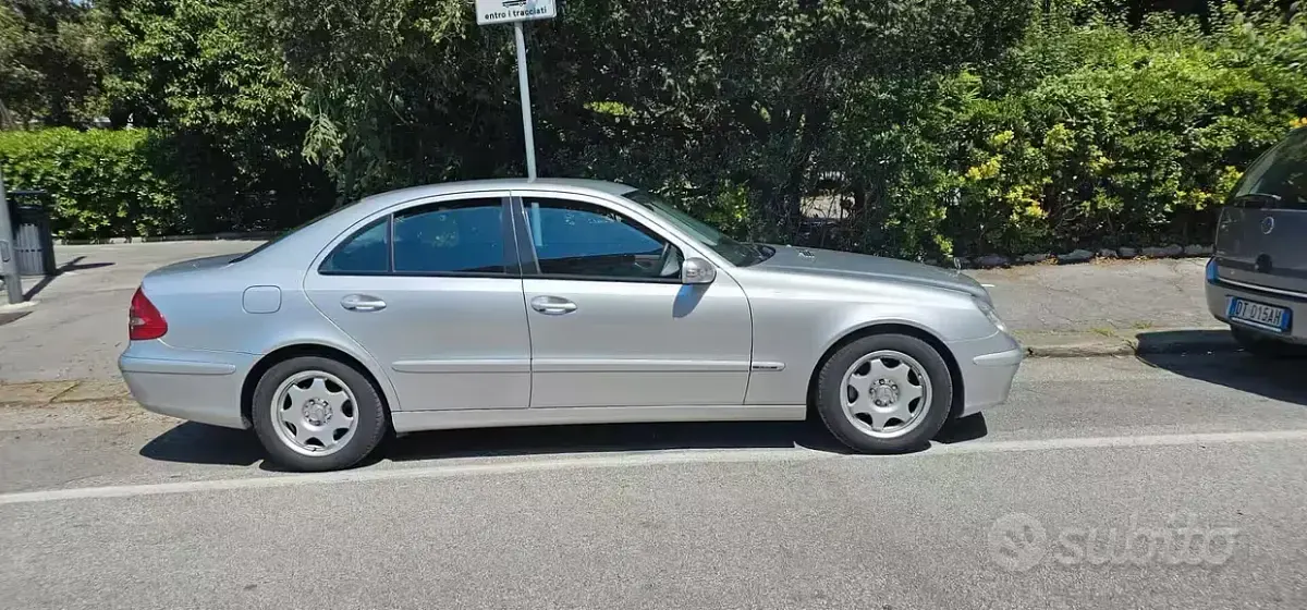 Usata Mercedes E270 177 CV (130 kW) 2004 Grigio Berlina