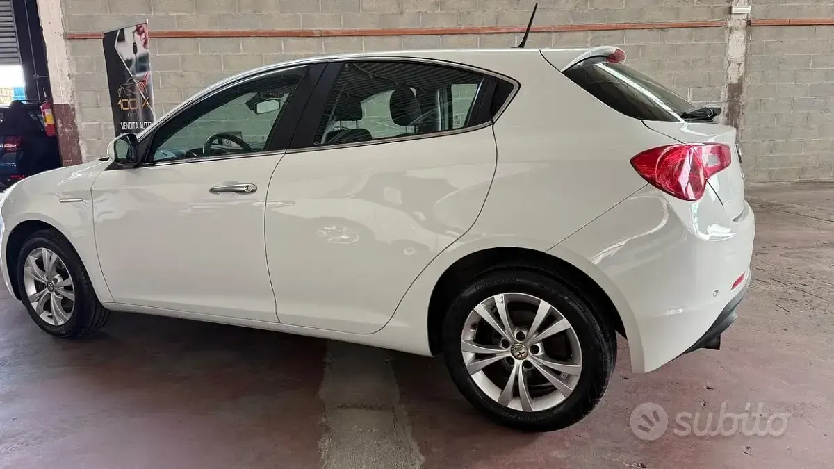 Usata Alfa Romeo Giulietta Exclusive 105 CV (77 kW) 2013 Bianco Utilitaria