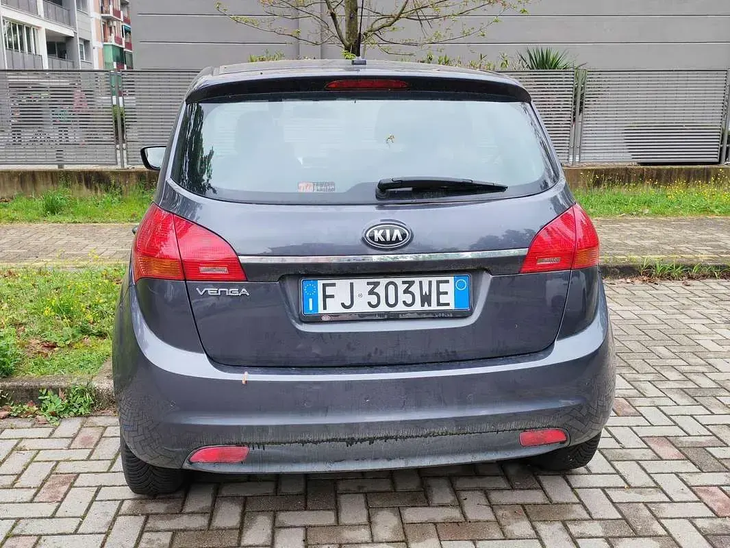 Usata Kia Venga Active 90 CV (66 kW) 2017 Grigio Utilitaria