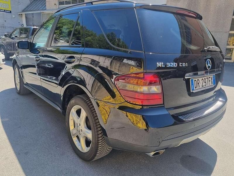 Usata Mercedes ML320 224 CV (164 kW) 2008 Nero SUV
