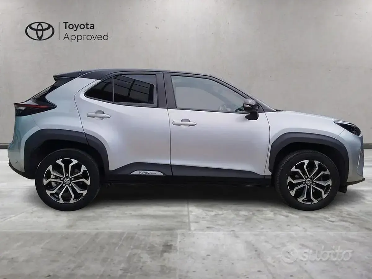 Käytetty Toyota Yaris Cross Trend 116 HP (85 kW) 2022 Harmaa Katumaasturi