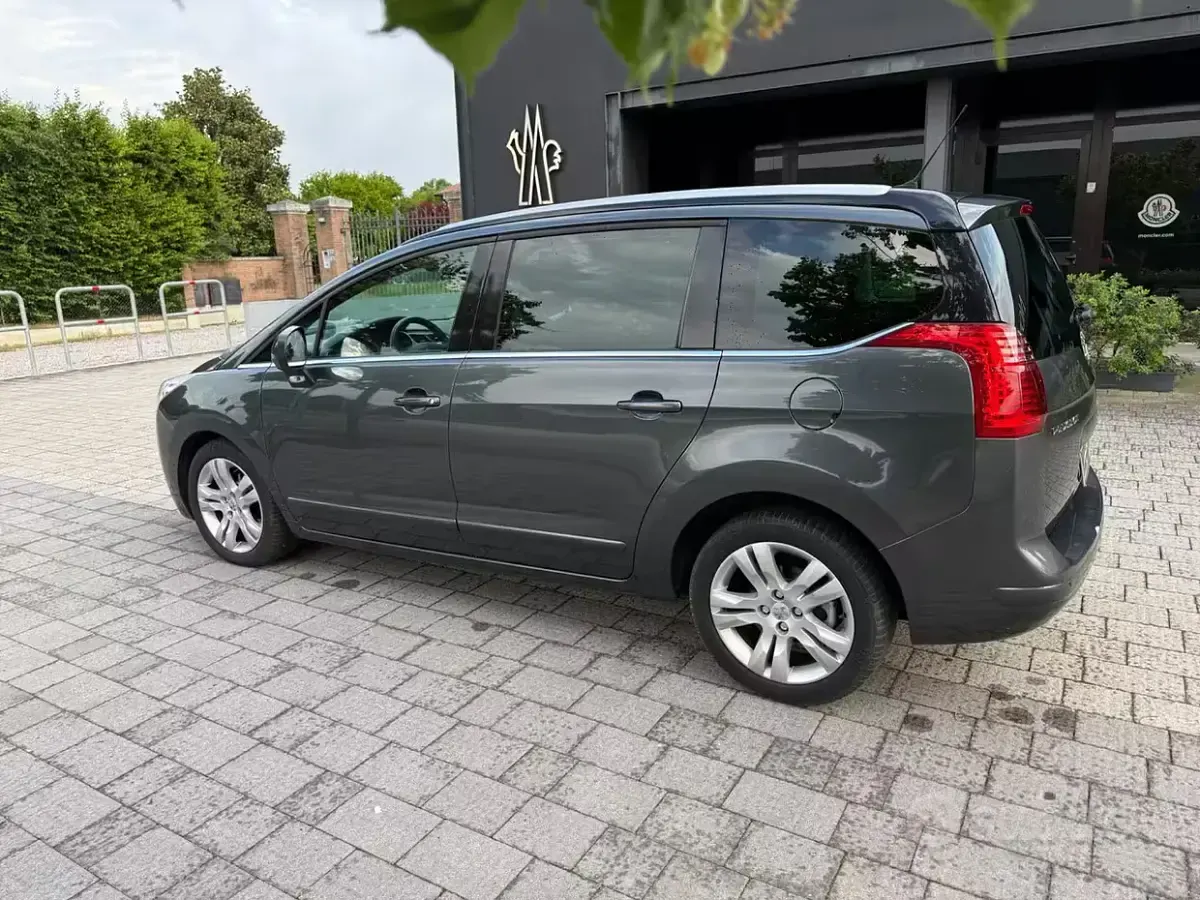 Usata Peugeot 5008 Active 112 CV (82 kW) 2012 Grigio Monovolume