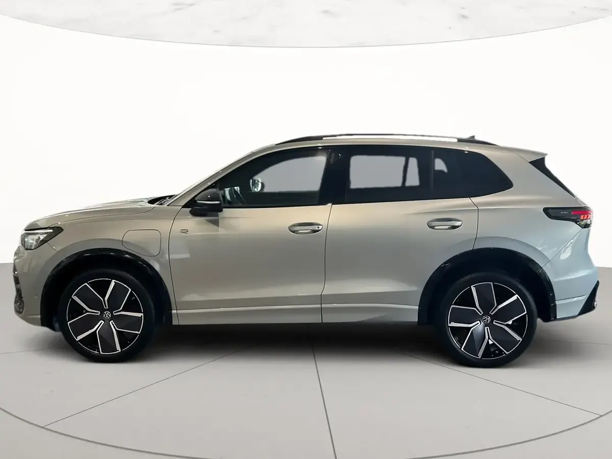 Nuova VW Tiguan R-line Plus 204 CV (150 kW) 2026 Dolomite silver metallizzato SUV