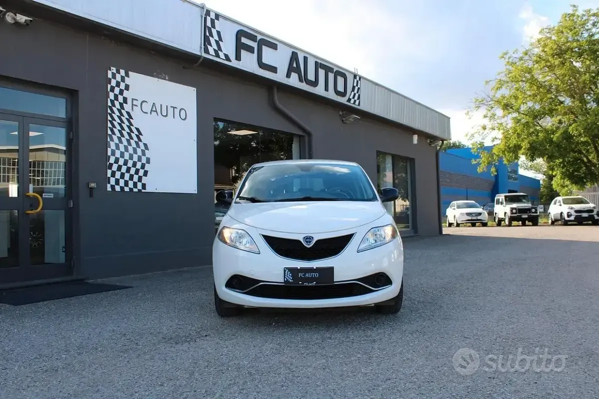 Usata Lancia Ypsilon Gold 69 CV (50 kW) 2017 Bianco Utilitaria