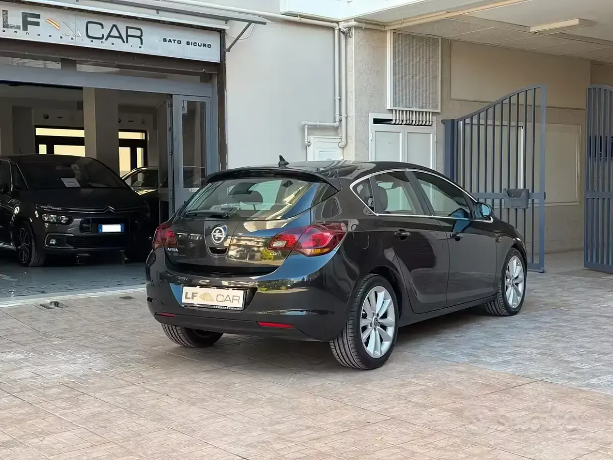 Usata Opel Astra Cosmo 125 CV (91 kW) 2012 Nero Berlina