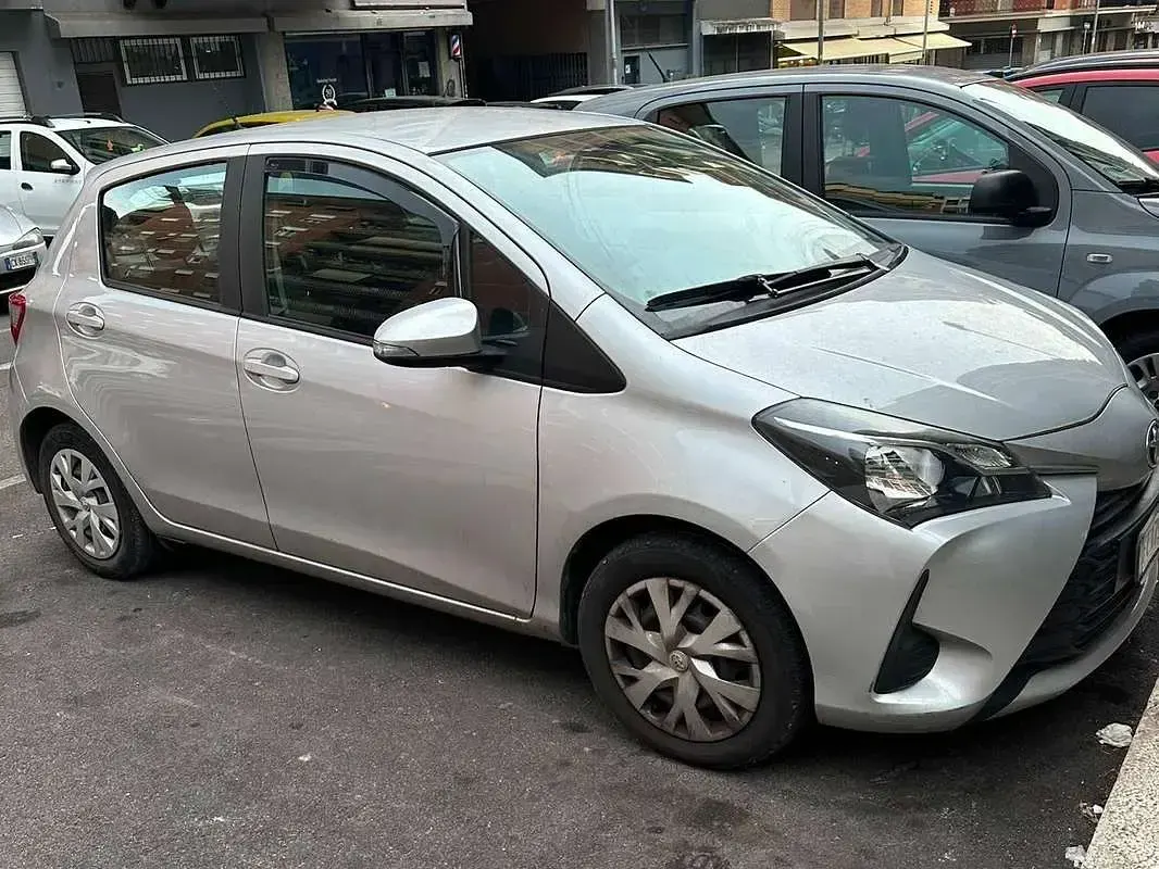 Usata Toyota Yaris 72 CV (52 kW) 2018 Argento Berlina