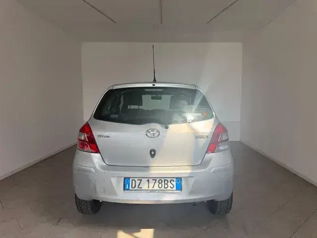 Usata Toyota Yaris Luxury 69 CV (50 kW) 2010 Argento Utilitaria