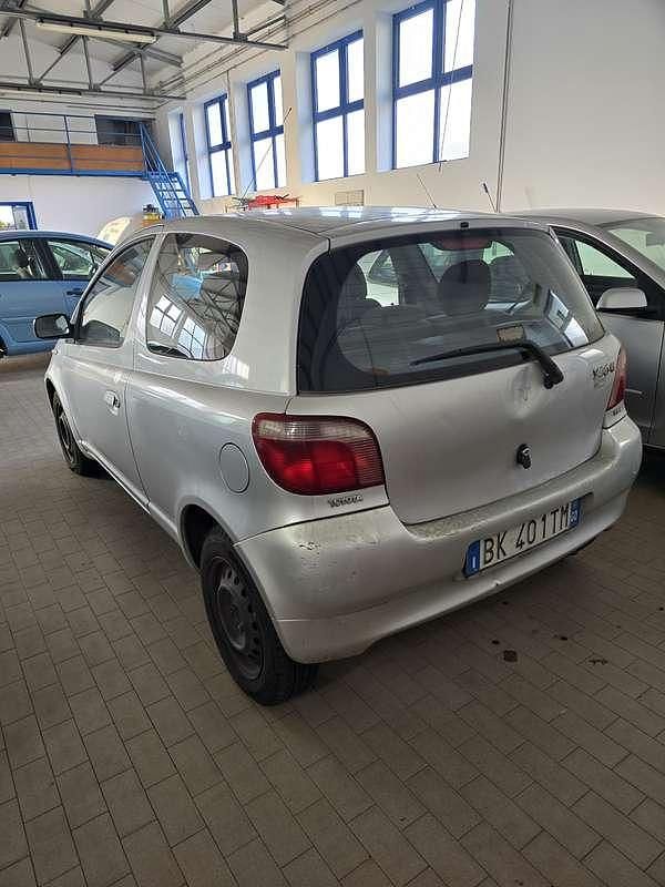 Usata Toyota Yaris 68 CV (50 kW) 2000 Grigio Berlina