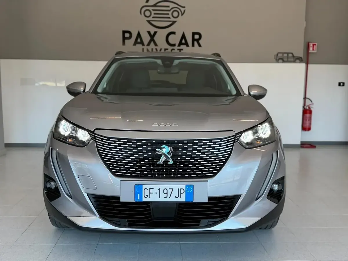 Usata Peugeot e-2008 Allure 100 kW (136 CV) 2021 Argento SUV