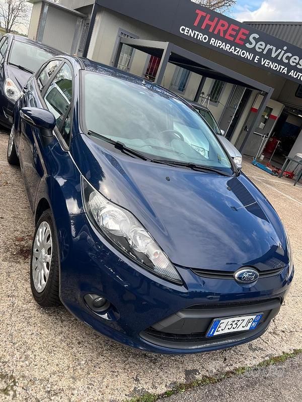 Usata Ford Fiesta Titanium 70 CV (51 kW) 2011 Blu Utilitaria