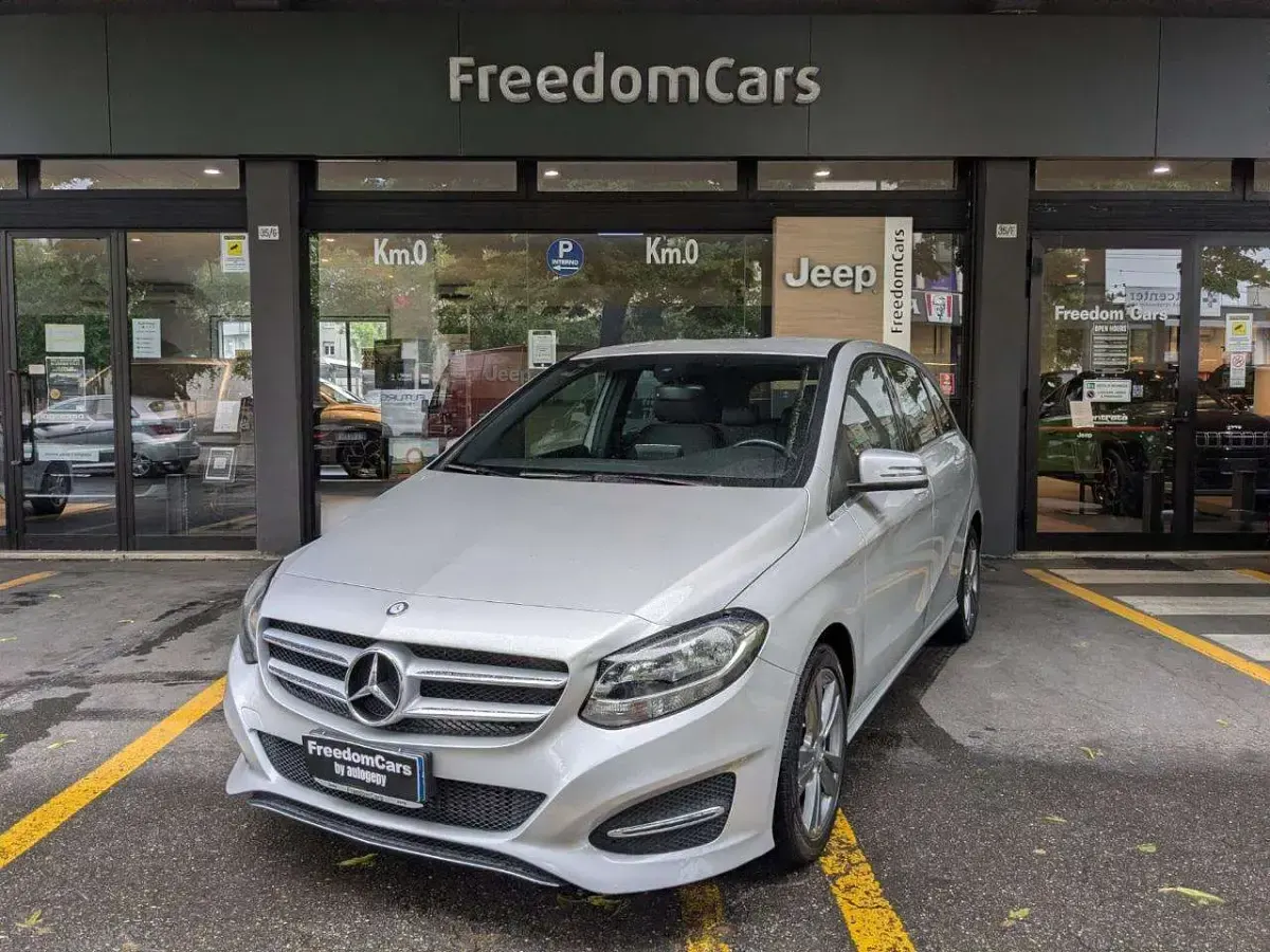 Usata Mercedes B180 Premium 109 CV (80 kW) 2016 Grigio Monovolume