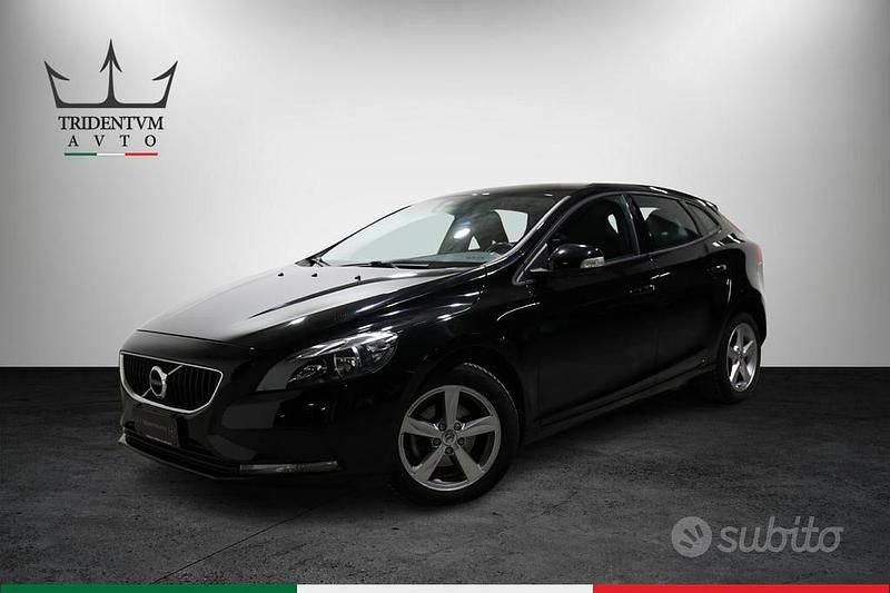 Usata Volvo V40 Momentum 120 CV (88 kW) 2016 Nero Berlina