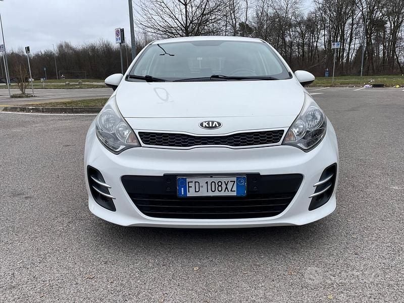 Usata Kia Rio 84 CV (61 kW) 2016 Bianco Berlina