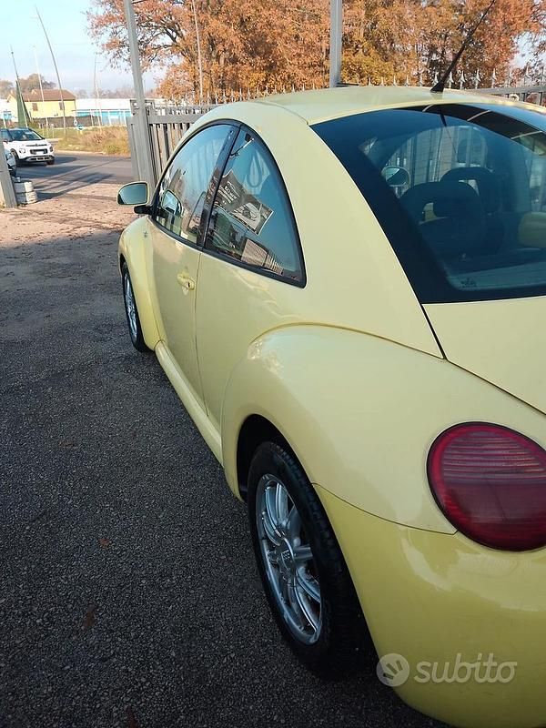 Usata VW New Beetle 101 CV (74 kW) 2002 Giallo Utilitaria