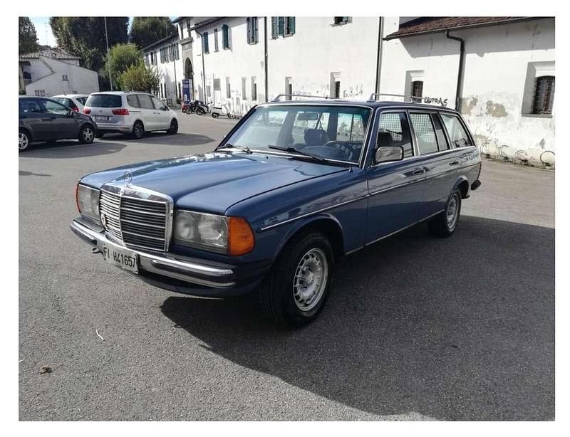 Usata Mercedes 240 72 CV (52 kW) 1983 Blu/azzurro Station wagon