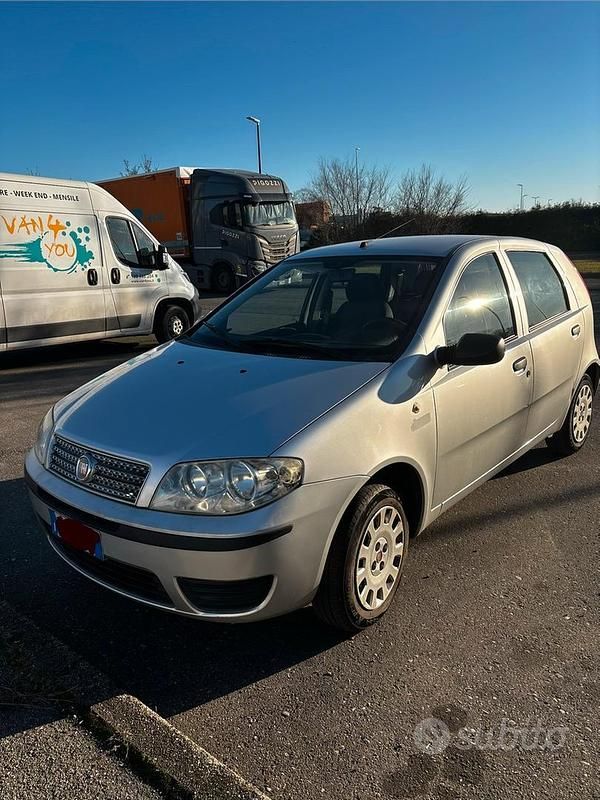 Argento Usata 2010 Fiat Punto Active Tre volumi | 3200 € (Buon prezzo) - Immagine 1/4