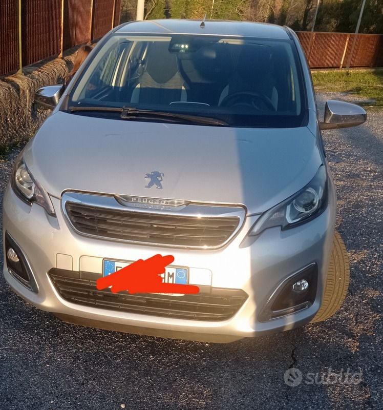 Grigio Usata 2017 Peugeot 108 Collection Due volumi | 9990 € (Buon prezzo) - Immagine 1/4