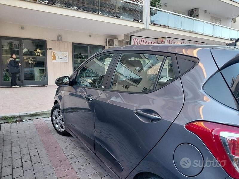 Begagnad Hyundai i10 Comfort 66 HK (48 kW) 2015 Grå Halvkombi