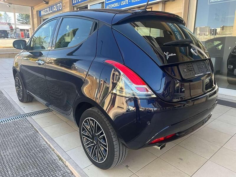 Usata Lancia Ypsilon Gold 69 CV (50 kW) 2021 Blu/azzurro Utilitaria
