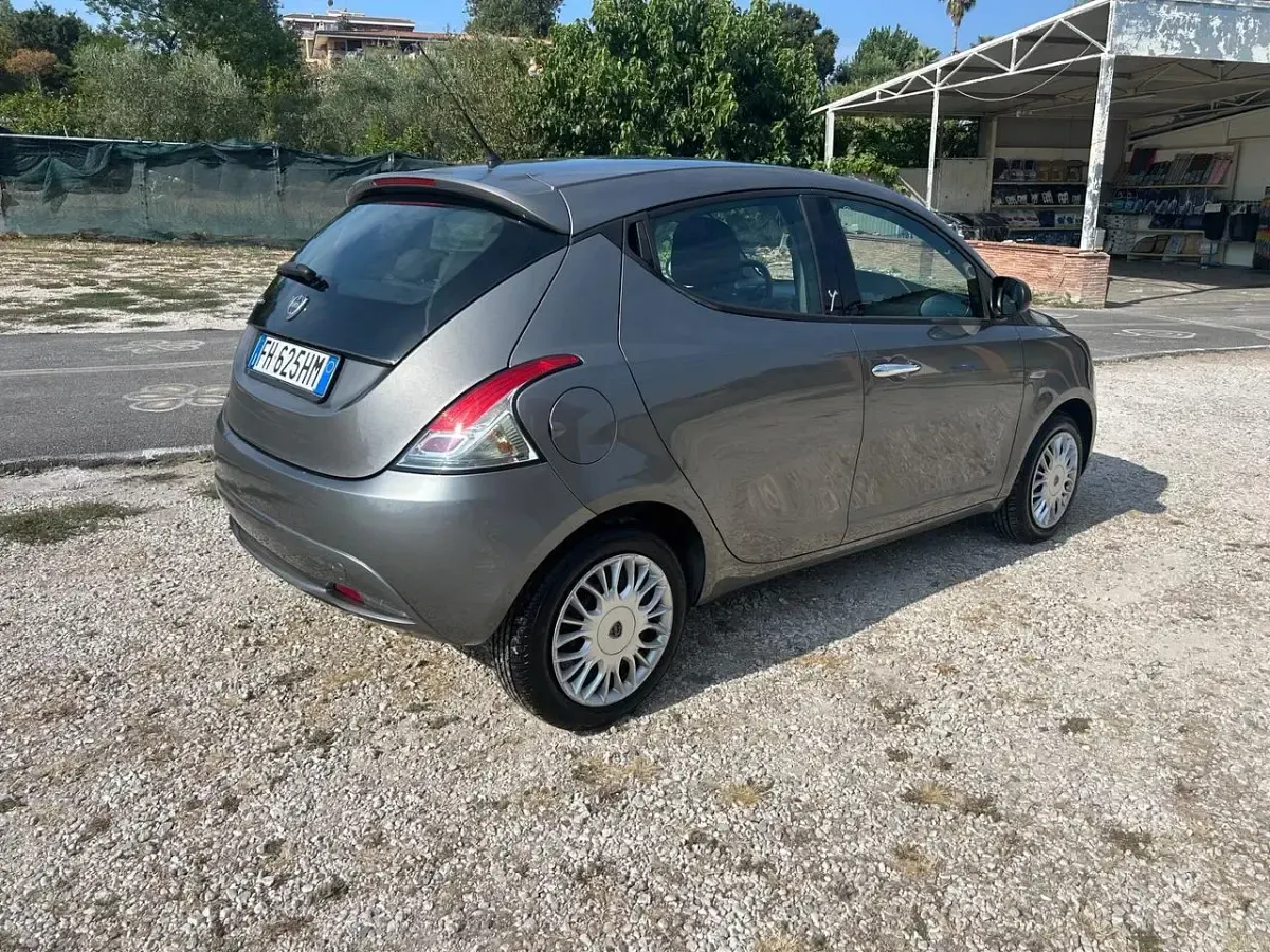 Usata Lancia Ypsilon Gold 95 CV (69 kW) 2017 Beige Utilitaria