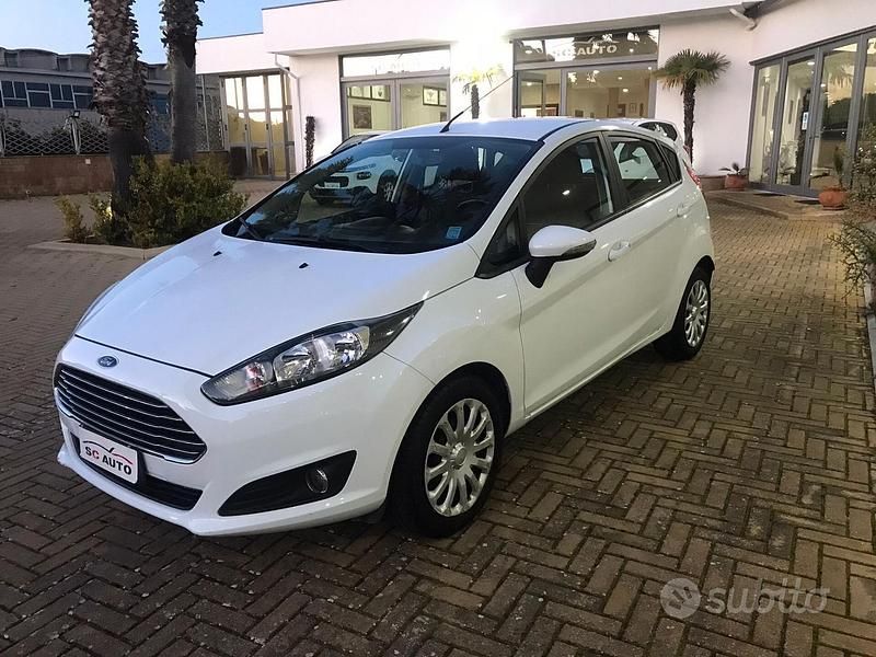 Usata Ford Fiesta Business Edition 97 CV (71 kW) 2013 Bianco Utilitaria