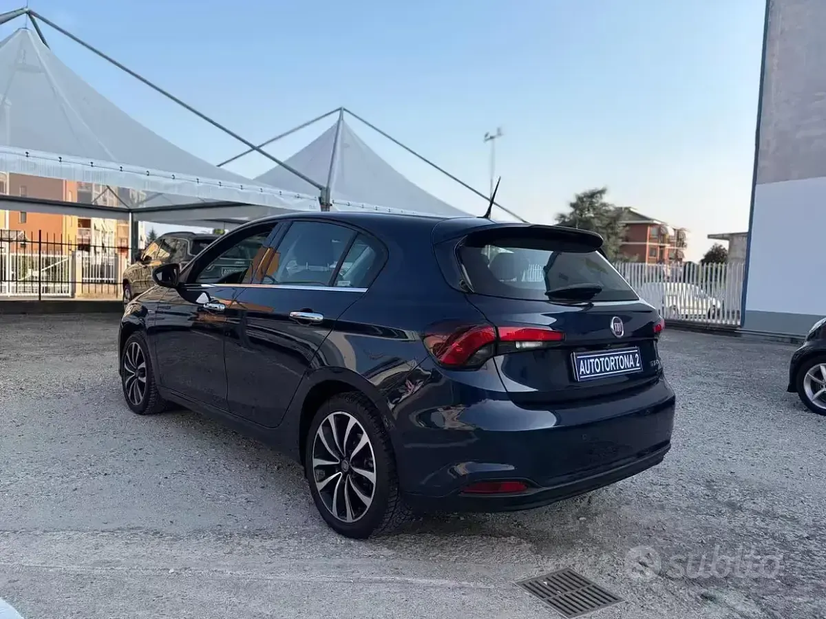 Usata Fiat Tipo Lounge 120 CV (88 kW) 2017 Blu metallizzato Berlina