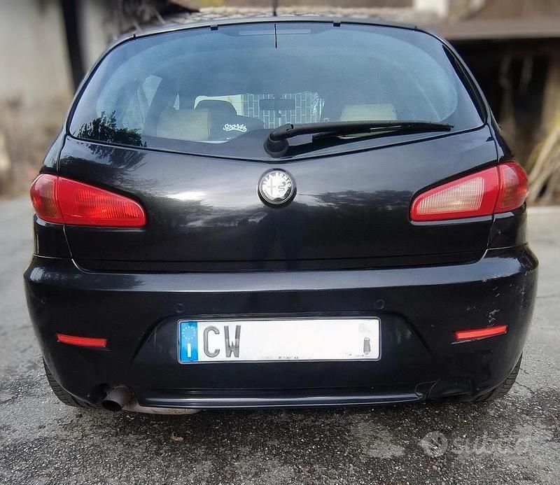 Usata Alfa Romeo 147 Distinctive 120 CV (88 kW) 2005 Nero Utilitaria
