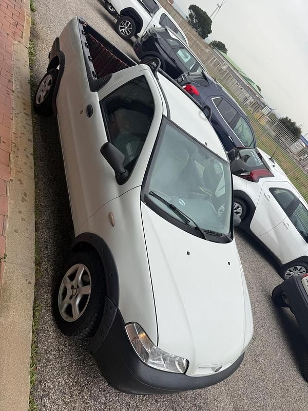 Usata Fiat Strada 62 CV (45 kW) 2005 Bianco